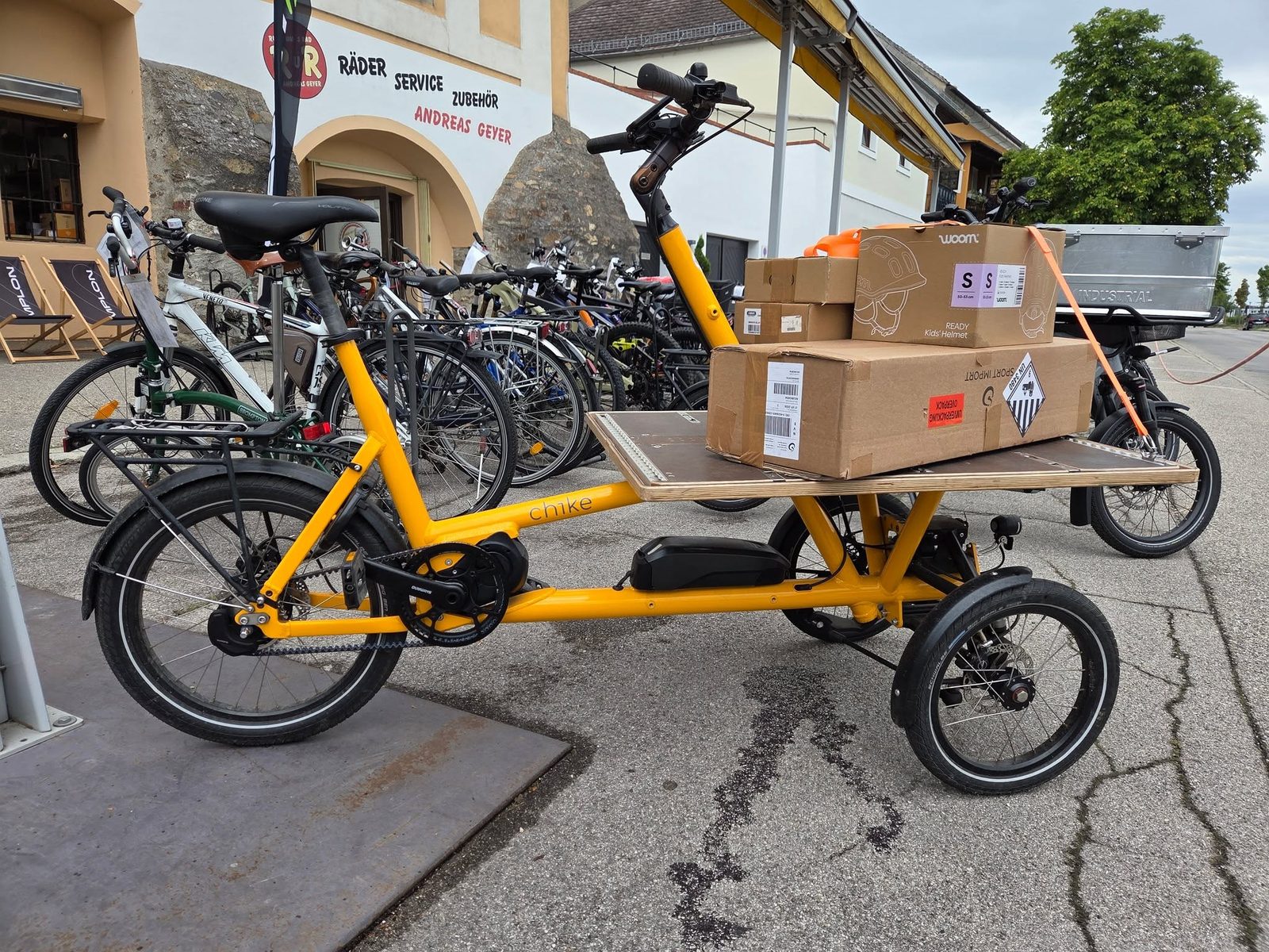 Gelbes Lastenrad vor dem Geschäft