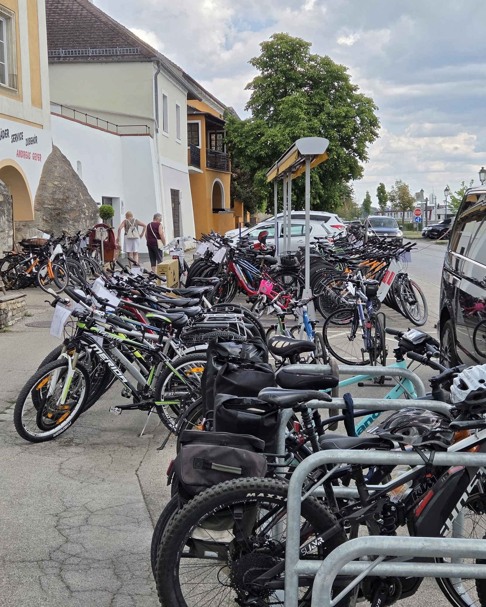 Fahrräder in Reihen vor dem Geschäft in Stein